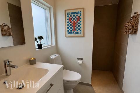 Eines der Badezimmer im Luxusferienhaus Nr. 942