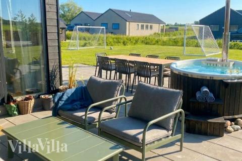 Das Luxusferienhaus Nr. 942 hat eine tolle Terrasse, die mit hochwertigen Gartenmöbeln für 8 Personen ausgestattet ist.