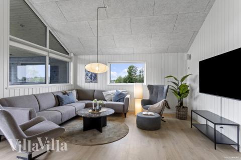 Die Couch im Luxusferienhaus Nr. 947 in Westjütland lädt zu Gesellschaftsspielen oder zu Kinoabenden ein.