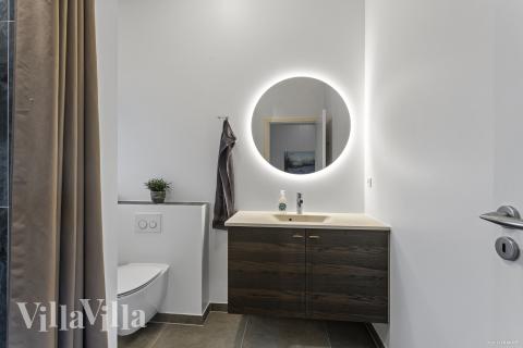 Eines der Badezimmer im Luxusferienhaus Nr. 947