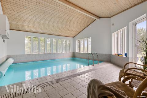 Das Ferienhaus 963 hat einen schicken Poolbereich mit Wasserrutsche, einem geräumigen, eingelassenen Whirlpool und einer Sauna.