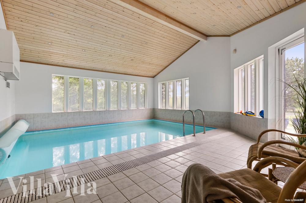Das Ferienhaus 963 hat einen schicken Poolbereich mit Wasserrutsche, einem geräumigen, eingelassenen Whirlpool und einer Sauna.