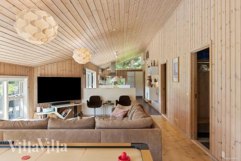 Die Couch im Luxusferienhaus Nr. 963 in Nordseeland lädt zu Gesellschaftsspielen oder zu Kinoabenden ein.