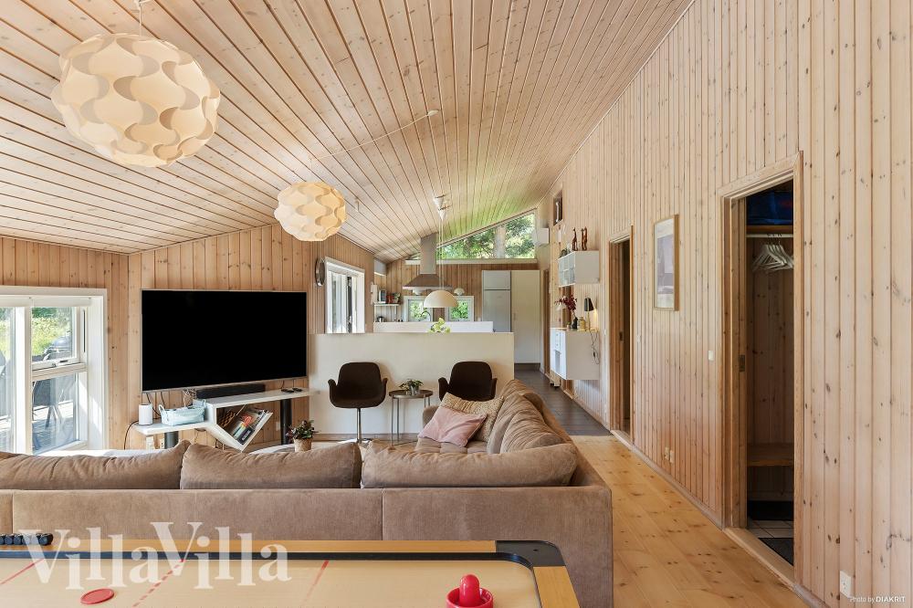 Die Couch im Luxusferienhaus Nr. 963 in Nordseeland lädt zu Gesellschaftsspielen oder zu Kinoabenden ein.