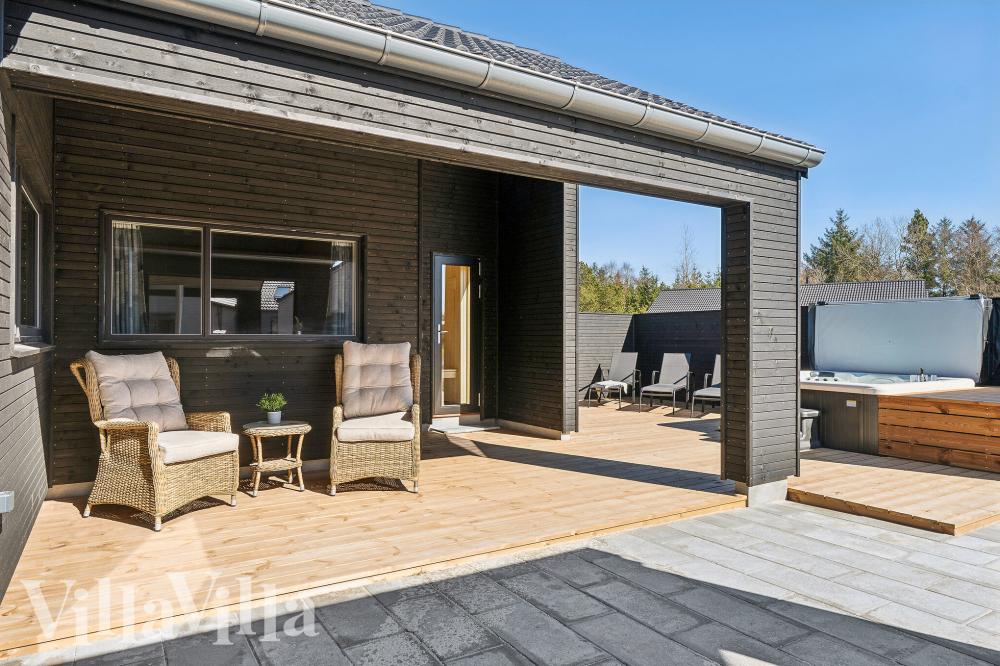 Genießen Sie einen Grillabend auf der Terrasse des Luxusferienhauses Nr. 962 in Lolland/Falster/Mön