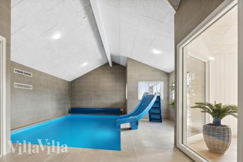 Das Ferienhaus 961 hat einen schicken Poolbereich mit Wasserrutsche, einem geräumigen, eingelassenen Whirlpool und einer Sauna.