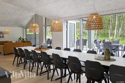 Der große, lichtdurchflutete Aufenthaltsraum im Luxusferienhaus Nr. 826 für 18.