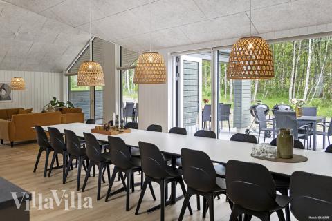 Der große, lichtdurchflutete Aufenthaltsraum im Luxusferienhaus Nr. 826 für 18.