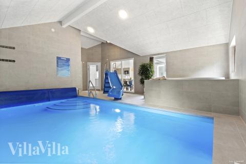 Das Ferienhaus 826 hat einen schicken Poolbereich mit Wasserrutsche, einem geräumigen, eingelassenen Whirlpool und einer Sauna.