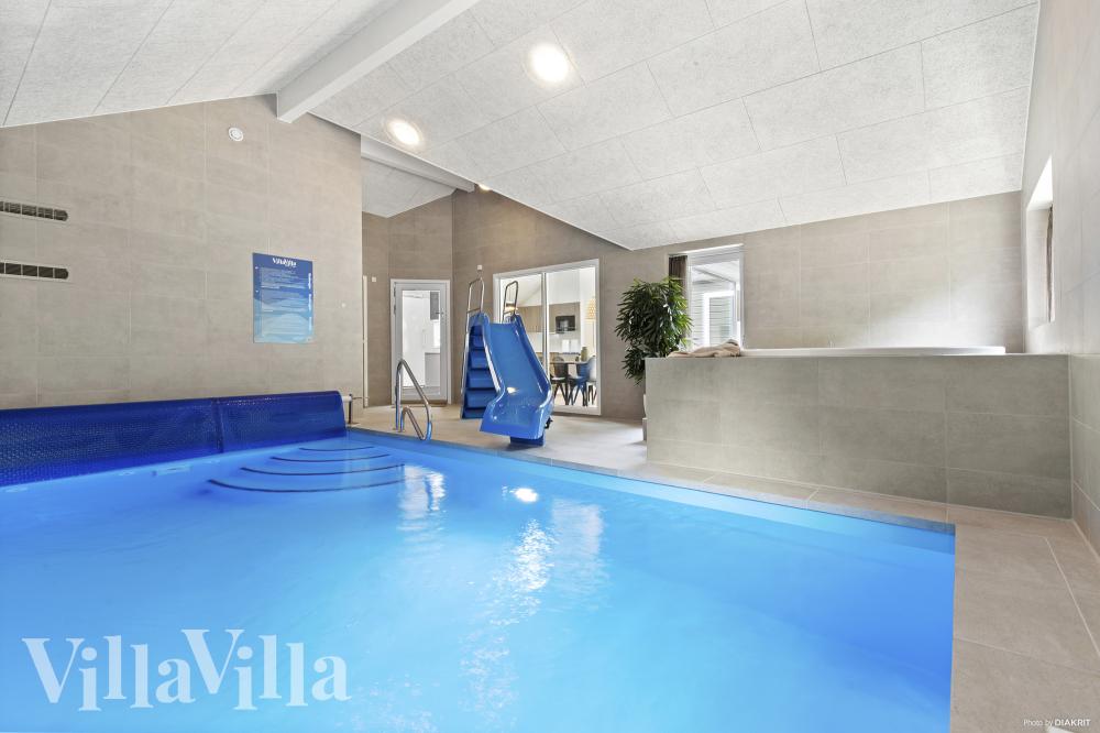 Das Ferienhaus 826 hat einen schicken Poolbereich mit Wasserrutsche, einem geräumigen, eingelassenen Whirlpool und einer Sauna.