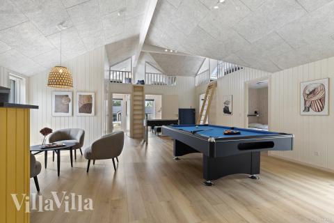 Das Luxusferienhaus 826 für 18 Personen hat einen großen Aktivitätsraum mit u. a. Billard und Darts