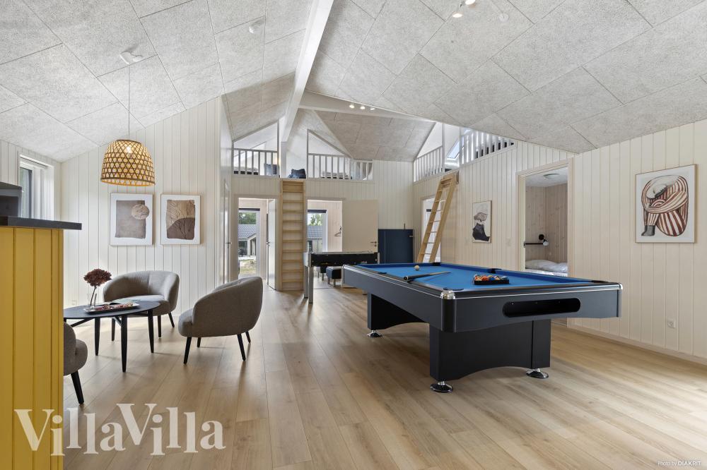Das Luxusferienhaus 826 für 18 Personen hat einen großen Aktivitätsraum mit u. a. Billard und Darts