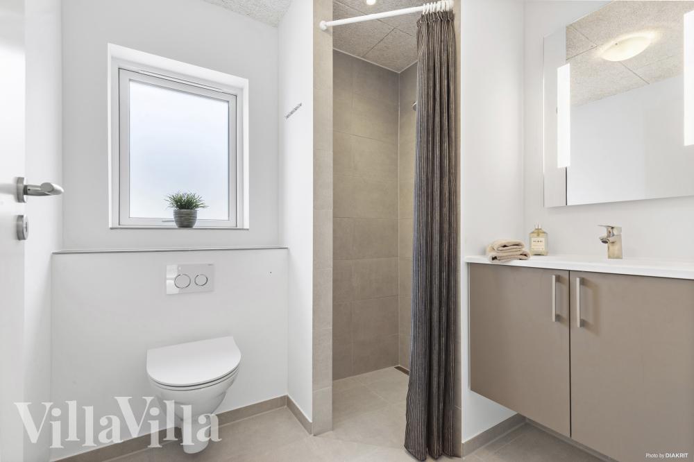 Eines der Badezimmer im Luxusferienhaus Nr. 826