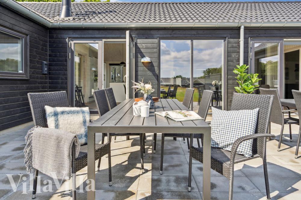 Das Luxusferienhaus Nr. 966 hat eine tolle Terrasse, die mit hochwertigen Gartenmöbeln für 26 Personen ausgestattet ist.