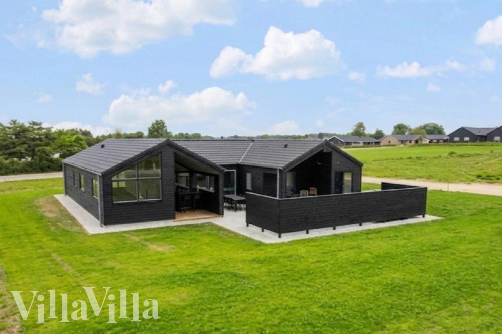Diese schicke Haus mit Whirlpool Nr. 987 mit Platz für 12 Personen liegt in Bornholm