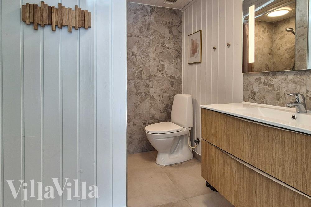 Eines der Badezimmer im Luxusferienhaus Nr. 980