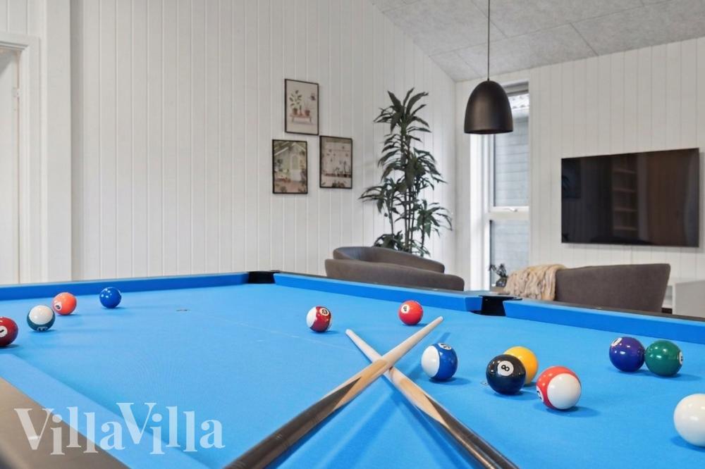 Neben den vielen schönen Stunden, die man im Poolbereich des Hauses verbringen kann, bietet das Luxusferienhaus 976 auch Spielevergnügen bei Billard/Tischtennis und Darts