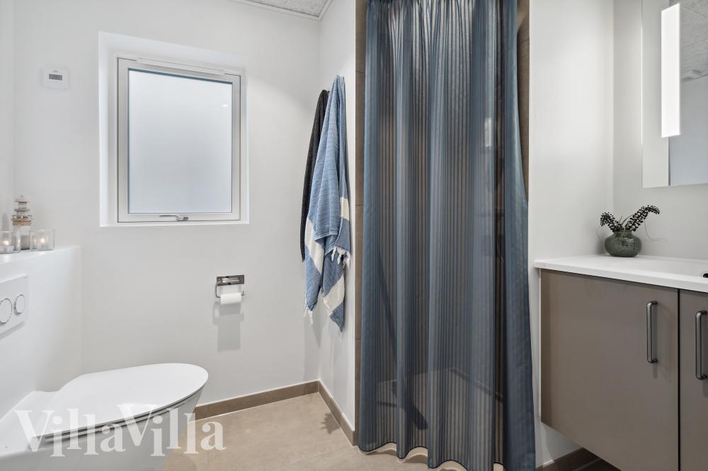 Eines der Badezimmer im Luxusferienhaus Nr. 976