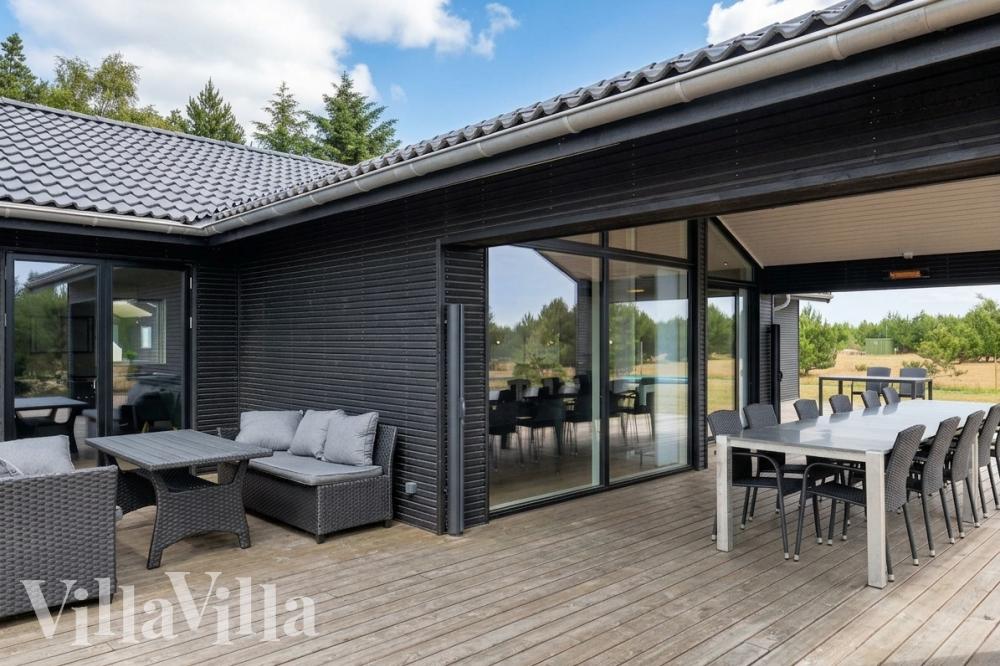 Genießen Sie einen Grillabend auf der Terrasse des Luxusferienhauses Nr. 976 in Lolland/Falster/Mön