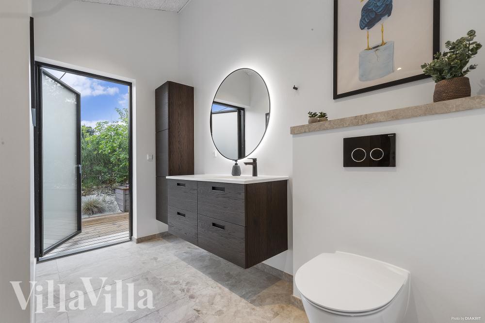 Eines der Badezimmer im Luxusferienhaus Nr. 968