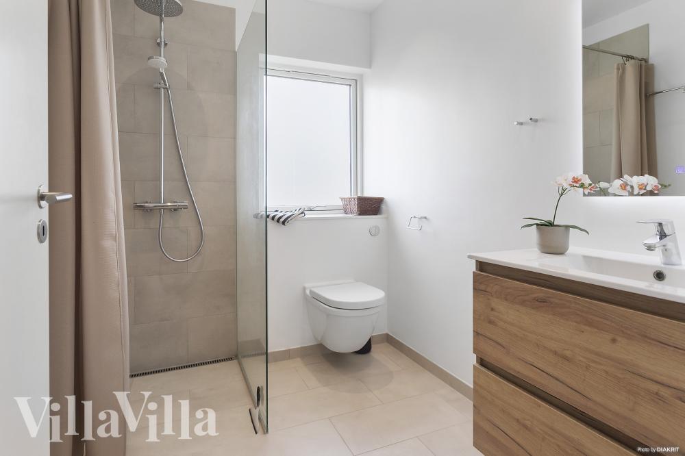 Eines der Badezimmer im Luxusferienhaus Nr. 969