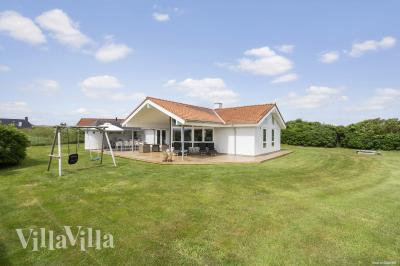 Diese schicke Haus mit Whirlpool Nr. 970 mit Platz für 10 Personen liegt in Westjütland