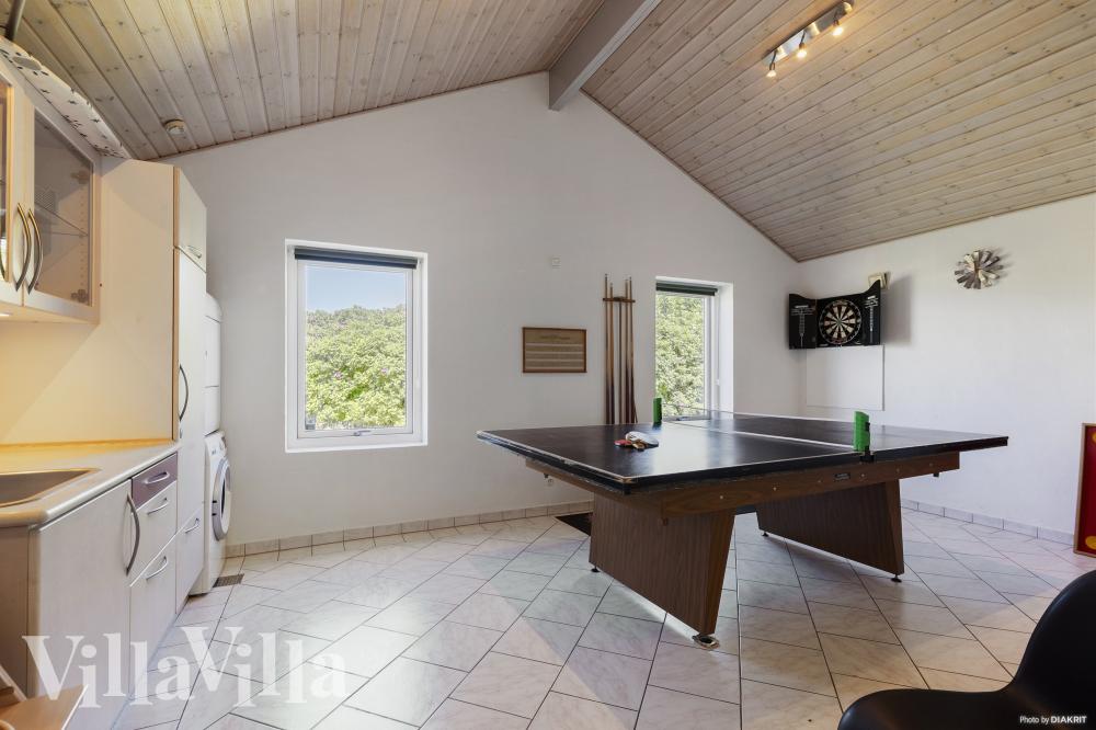 Neben den vielen schönen Stunden, die man im Poolbereich des Hauses verbringen kann, bietet das Luxusferienhaus 970 auch Spielevergnügen bei Billard/Tischtennis und Darts