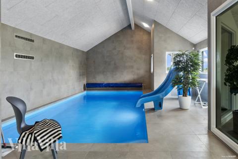Das Ferienhaus 923 hat einen schicken Poolbereich mit Wasserrutsche, einem geräumigen, eingelassenen Whirlpool und einer Sauna.