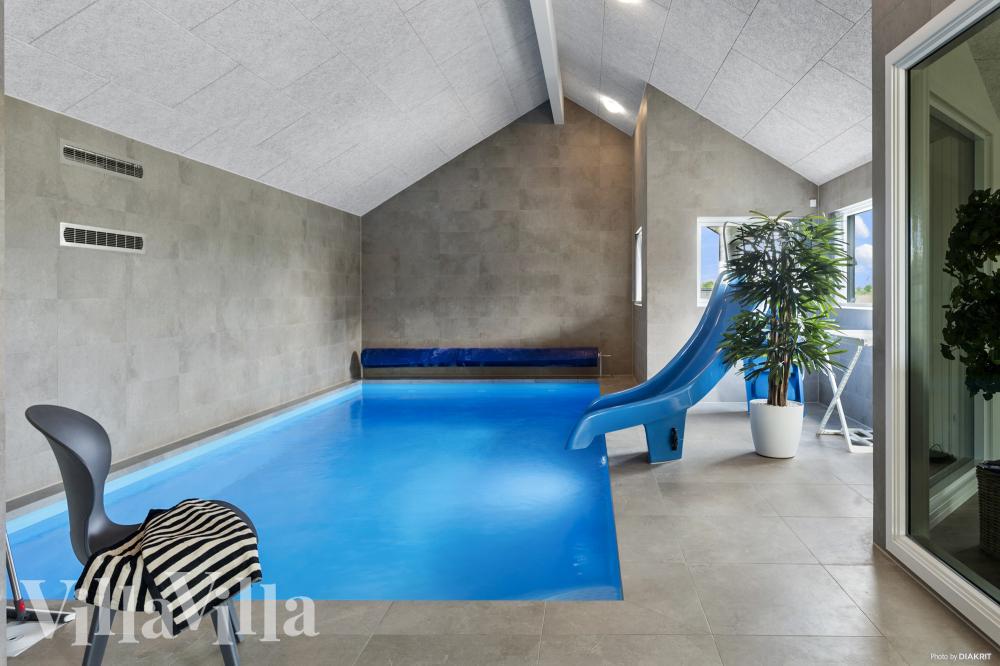Das Ferienhaus 923 hat einen schicken Poolbereich mit Wasserrutsche, einem geräumigen, eingelassenen Whirlpool und einer Sauna.