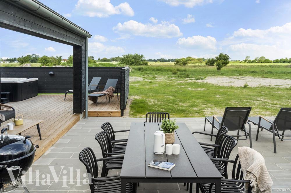 Genießen Sie einen Grillabend auf der Terrasse des Luxusferienhauses Nr. 923 in Lolland/Falster/Mön