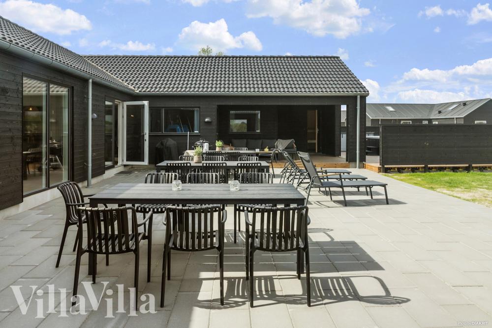 Auf der Terrasse des Ferienhauses Nr. 923 ist Platz für 30 Personen.