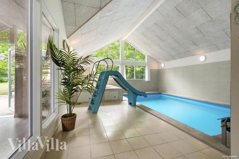 Das Ferienhaus 313 hat einen schicken Poolbereich mit Wasserrutsche, einem geräumigen, eingelassenen Whirlpool und einer Sauna.