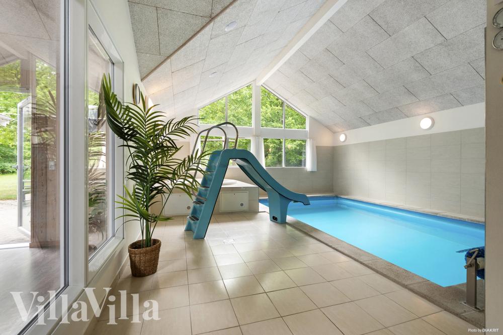 Das Ferienhaus 313 hat einen schicken Poolbereich mit Wasserrutsche, einem geräumigen, eingelassenen Whirlpool und einer Sauna.
