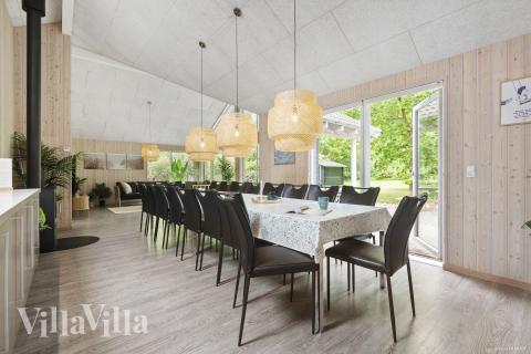 Der große, lichtdurchflutete Aufenthaltsraum im Luxusferienhaus Nr. 313 für 18.