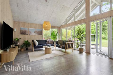 Die Couch im Luxusferienhaus Nr. 313 in Westjütland lädt zu Gesellschaftsspielen oder zu Kinoabenden ein.