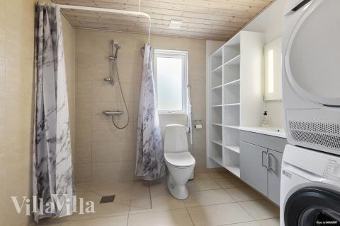 Eines der Badezimmer im Luxusferienhaus Nr. 313