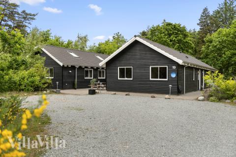 Dieses schicke Poolhaus Nr. 313 liegt in Westjütland und bietet Platz für 18 Personen.