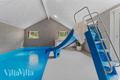 Das Ferienhaus 828 hat einen schicken Poolbereich mit Wasserrutsche, einem geräumigen, eingelassenen Whirlpool und einer Sauna.