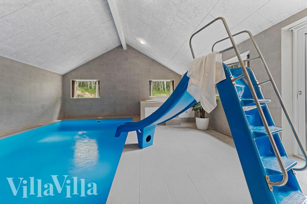 Das Ferienhaus 828 hat einen schicken Poolbereich mit Wasserrutsche, einem geräumigen, eingelassenen Whirlpool und einer Sauna.