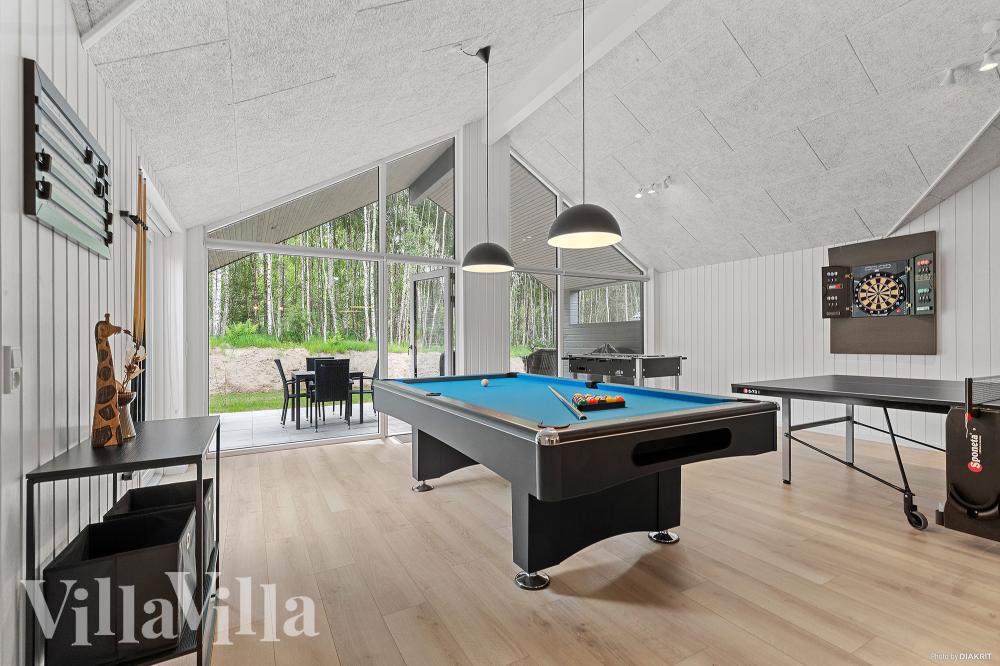 Neben den vielen schönen Stunden, die man im Poolbereich des Hauses verbringen kann, bietet das Luxusferienhaus 828 auch Spielevergnügen bei Billard/Tischtennis und Darts