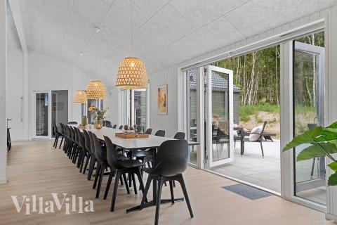 Der große, lichtdurchflutete Aufenthaltsraum im Luxusferienhaus Nr. 828 für 26.