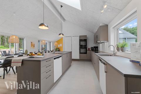 Die Küche in dem Luxusferienhaus Nr. 828 ist so gut ausgestattet, dass man problemlos Mahlzeiten für 26 Personen zubereiten kann.