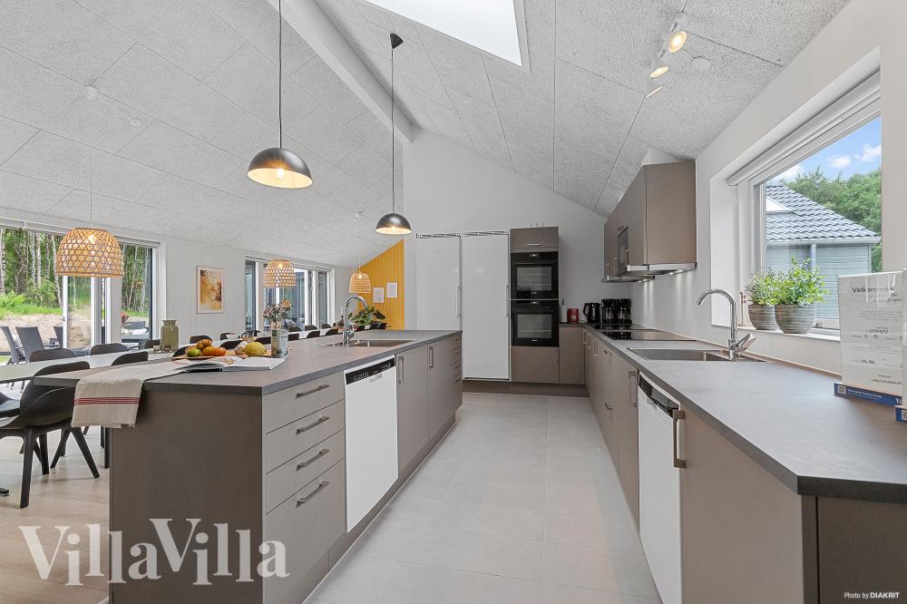 Die Küche in dem Luxusferienhaus Nr. 828 ist so gut ausgestattet, dass man problemlos Mahlzeiten für 26 Personen zubereiten kann.