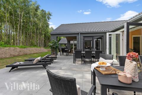 Genießen Sie einen Grillabend auf der Terrasse des Luxusferienhauses Nr. 828 in Ostjütland