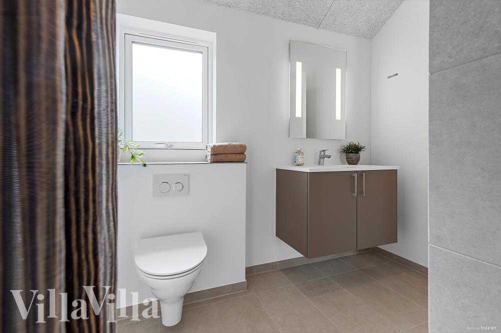 Eines der Badezimmer im Luxusferienhaus Nr. 828