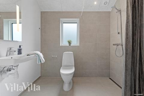 Im Luxusferienhaus Nr. 828 für 26 Personen gibt es Bad mit Dusche.
