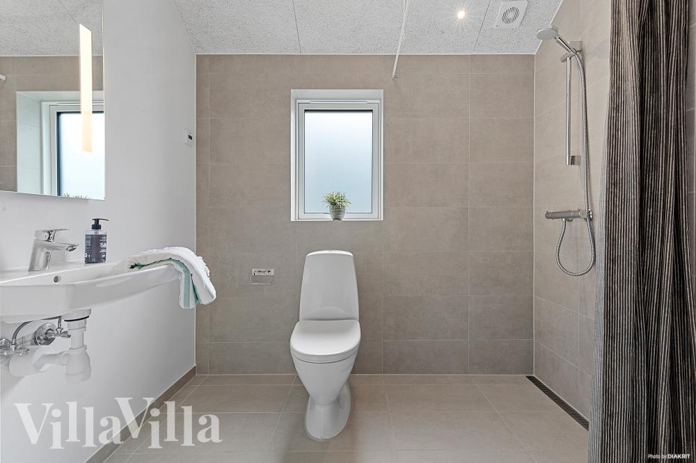 Im Luxusferienhaus Nr. 828 für 26 Personen gibt es Bad mit Dusche.