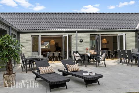 Auf der Terrasse des Ferienhauses Nr. 828 ist Platz für 26 Personen.