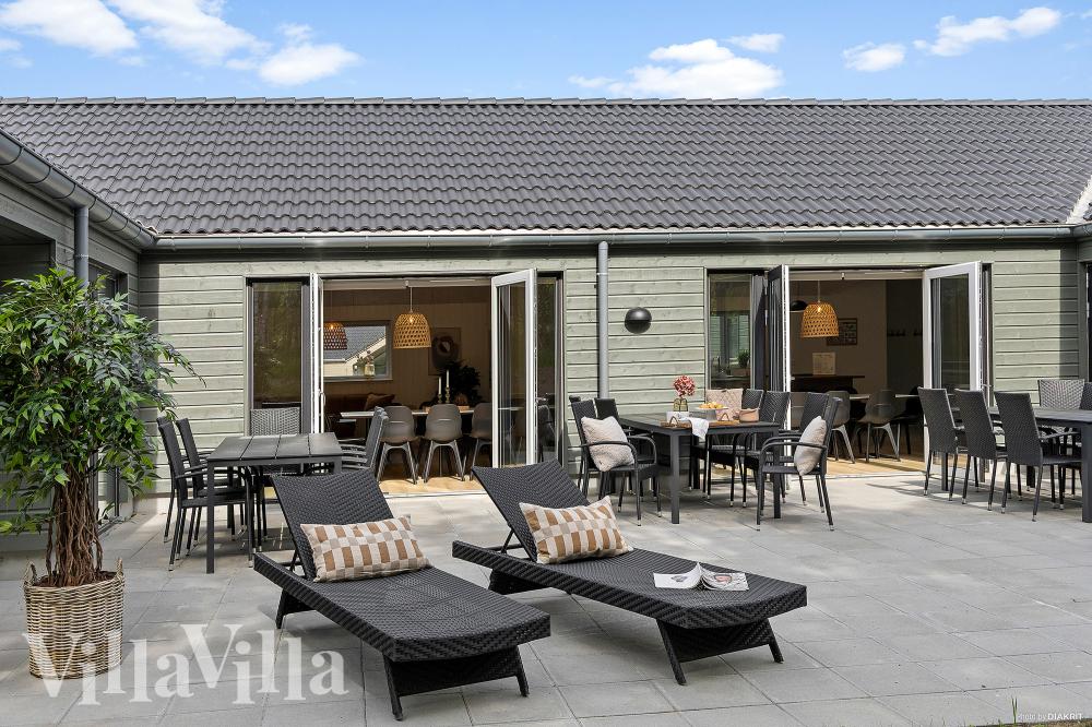 Auf der Terrasse des Ferienhauses Nr. 828 ist Platz für 26 Personen.