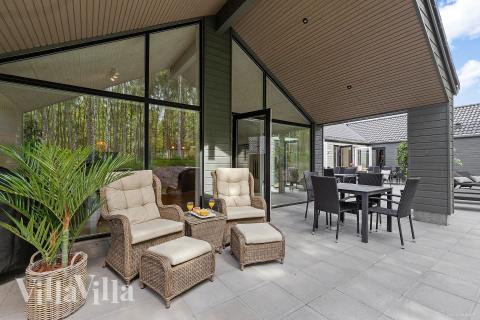 Große Terrasse am Luxusferienhaus Nr. 828 in Ostjütland.